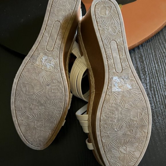 Wonderly Libby Wedged Sandal - Picture 2 of 10